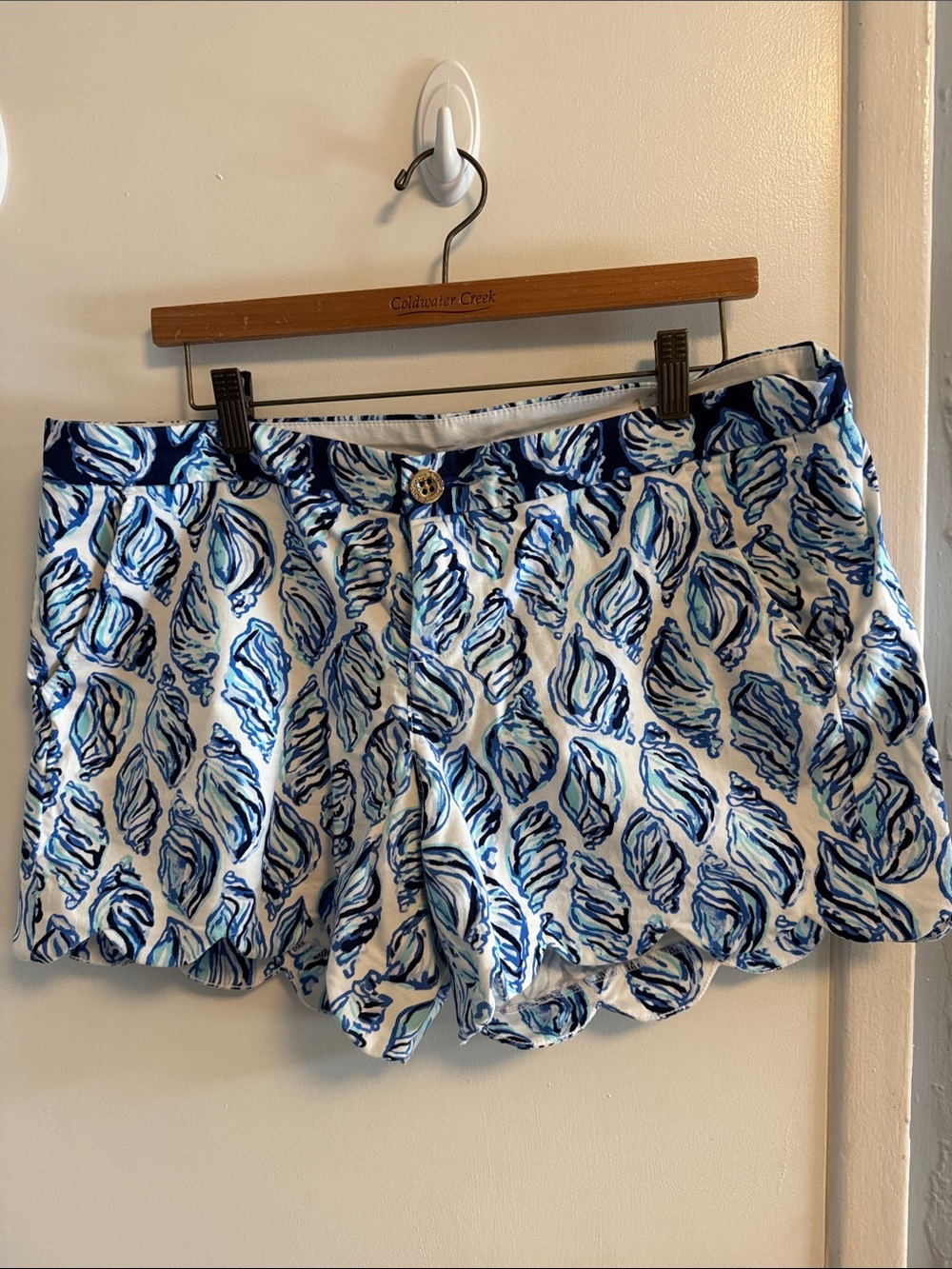 EUC Lilly Pulitzer Buttercup Women’s Blue Shell Print Shorts.  Cotton.  Size 12